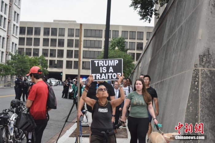圖為聯(lián)邦法院附近的特朗普反對(duì)者。<a target='_blank' href='/'><p  align=