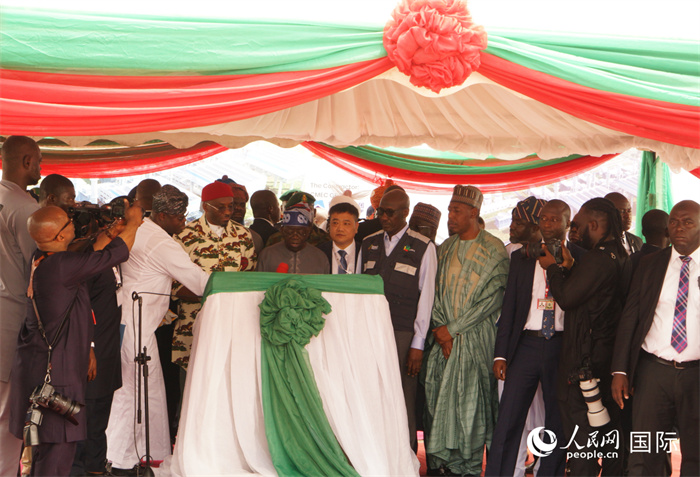 尼日利亞提努布為項(xiàng)目揭牌。人民網(wǎng)記者 姜宣攝