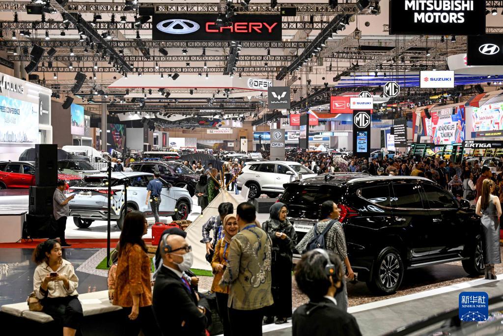 8月10日，在印度尼西亞萬(wàn)丹省唐格朗的印尼會(huì)展中心，人們?cè)?023年印尼國(guó)際汽車(chē)展上參觀。新華社發(fā)（阿貢攝）