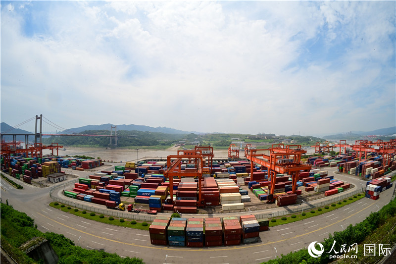 重慶果園港是我國(guó)內(nèi)河最大的鐵公水多式聯(lián)運(yùn)樞紐港，也是西部陸海新通道的重要支點(diǎn)。圖為果園港全貌。人民網(wǎng)記者 苑基榮攝