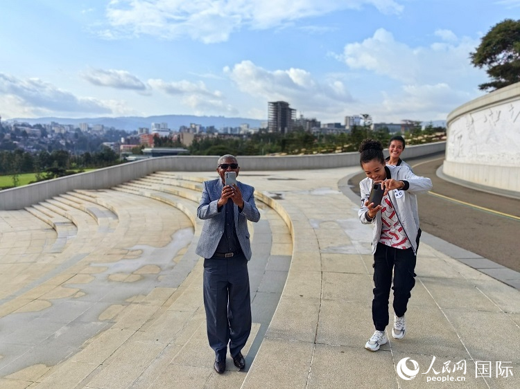 亞的斯亞貝巴友誼廣場的游客與人民網(wǎng)記者互動(dòng)。人民網(wǎng)記者 陳星星攝