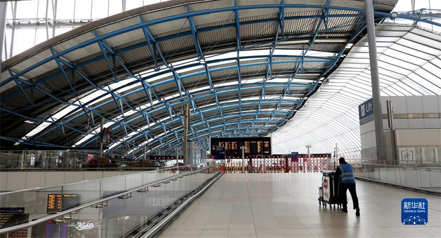 9月1日，一名工作人員在英國倫敦滑鐵盧火車站內(nèi)行走。因在收入、工作條件等方面與鐵路運營企業(yè)存在分歧，英國鐵路員工在9月1日、2日舉行罷工。由于鐵路服務(wù)大幅減少，人們出行面臨不便。新華社記者 李穎 攝