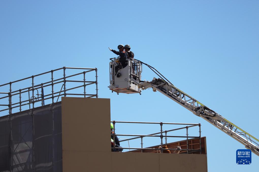 9月1日，在日本神奈川縣相模原市，消防員演練用消防云梯車救下被困高樓的民眾。9月1日是日本防災(zāi)日。當(dāng)天，日本中央政府及多個(gè)都縣市舉行了防災(zāi)演練，以提高大規(guī)模災(zāi)害發(fā)生時(shí)防災(zāi)機(jī)構(gòu)和市民迅速應(yīng)對(duì)的能力。新華社記者 楊光 攝