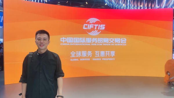 9月2日，梁家僖在國家會議中心拍照留念。受訪者供圖