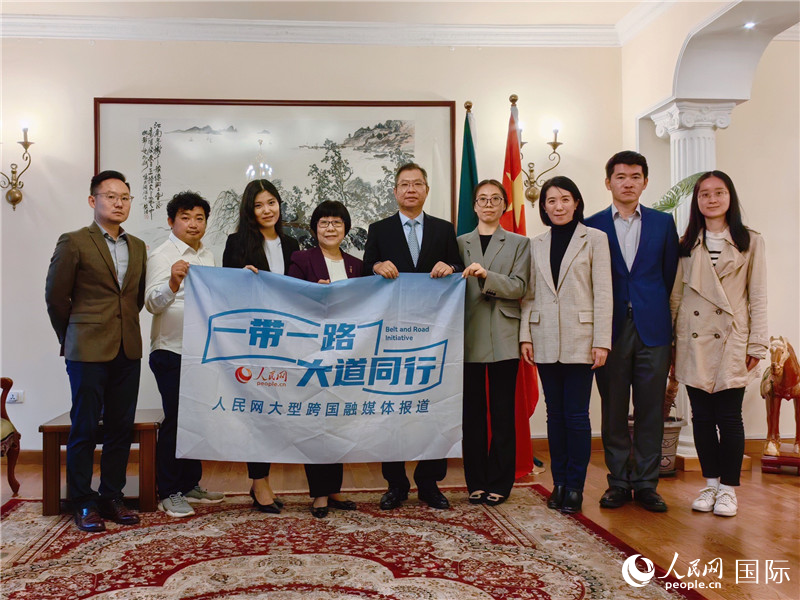 胡長春大使、駐非盟使團(tuán)工作人員與人民網(wǎng)記者合影。