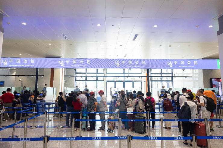 乘坐中老鐵路國際旅客列車的旅客在磨憨邊檢大廳排隊候檢。黃遠(yuǎn)飛 攝