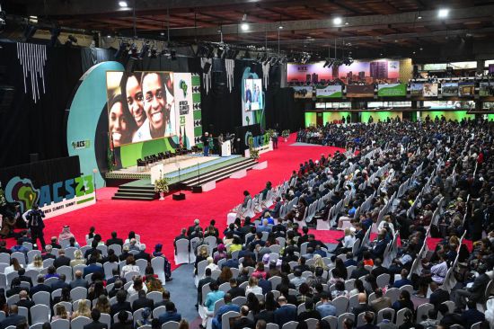 9月4日，在肯尼亞內(nèi)羅畢，與會代表參加首屆非洲氣候峰會開幕式。新華社記者 韓旭 攝