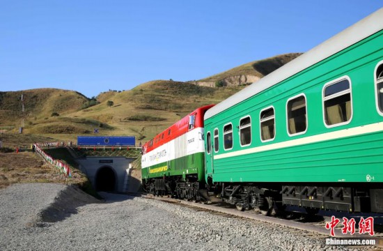 2016年8月24日，塔吉克斯坦“瓦赫達(dá)特-亞灣”鐵路通車(chē)。這是絲綢之路經(jīng)濟(jì)帶框架下首個(gè)開(kāi)工并建成的鐵路項(xiàng)目，具標(biāo)志性意義。圖為火車(chē)進(jìn)入由中鐵十九局集團(tuán)有限公司承建的隧道。文龍杰 攝