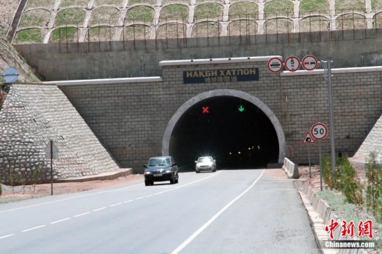 連接塔吉克斯坦南北的重要隧道之一哈特隆隧道由中國(guó)路橋承建，是塔國(guó)南北公路交通的重要干線道路，對(duì)促進(jìn)塔吉克斯坦南北交流和國(guó)民經(jīng)濟(jì)發(fā)展具有重要意義。田冰攝