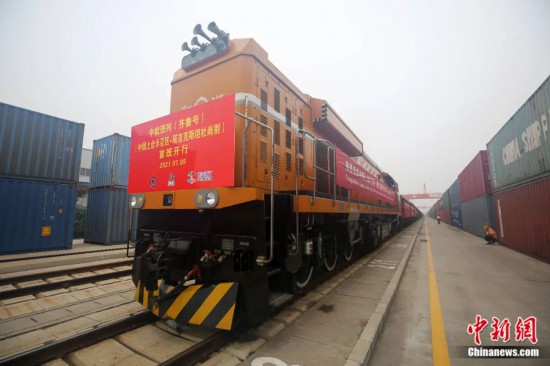 2021年7月5日，中國(guó)—上海合作組織地方經(jīng)貿(mào)合作示范區(qū)（簡(jiǎn)稱(chēng)“上合示范區(qū)”）前往塔吉克斯坦首都杜尚別的首班中歐班列（齊魯號(hào)）“上合快線”發(fā)出，從上合示范區(qū)青島多式聯(lián)運(yùn)中心啟程，為中國(guó)及日本、韓國(guó)等周邊國(guó)家和地區(qū)與塔吉克斯坦經(jīng)貿(mào)往來(lái)提供了全新的物流解決方案。胡耀杰 攝