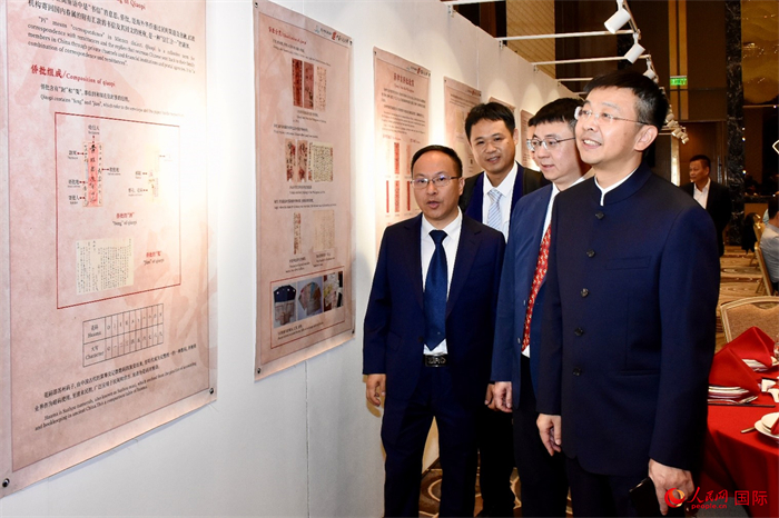 中國駐菲律賓大使館臨時(shí)代辦周志勇參觀“跨山越海兩地情”菲律賓主題僑批展。人民網(wǎng)記者 樊帆攝