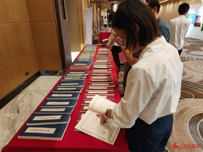 現(xiàn)場(chǎng)嘉賓參觀“根脈尋蹤”泉州百個(gè)家族移民菲律賓族譜展。人民網(wǎng)記者 樊帆攝