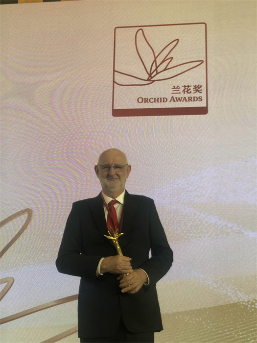 保利諾教授在頒獎典禮現(xiàn)場。 巴西圣保羅州立大學孔子學院供圖。