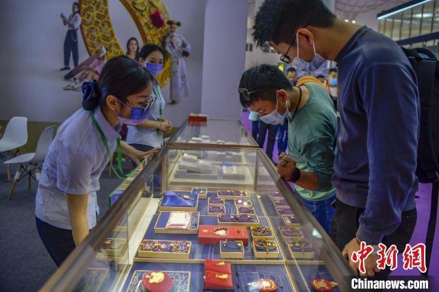 資料圖：民眾選購金飾品。駱云飛 攝