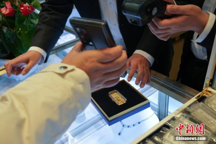 資料圖：顧客在現(xiàn)場掃碼購買冰雪競技金條。 <a target='_blank' href='/'><p  align=