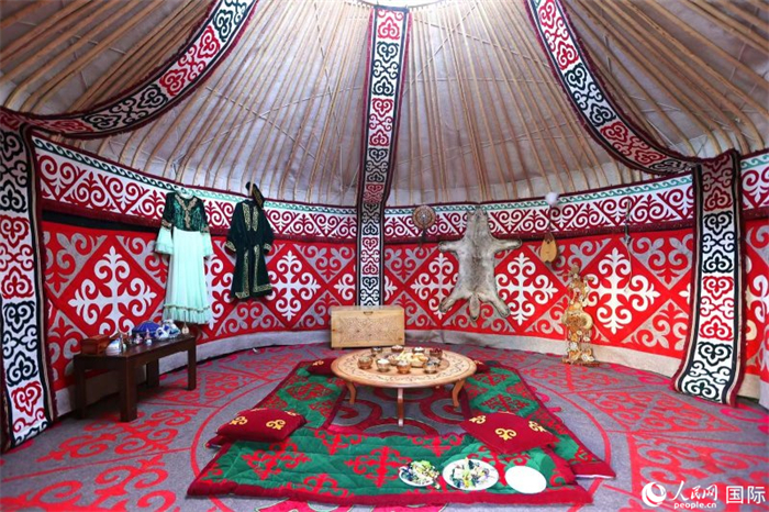 活動現(xiàn)場展示了哈薩克斯坦的氈房。人民網記者 楊倩攝