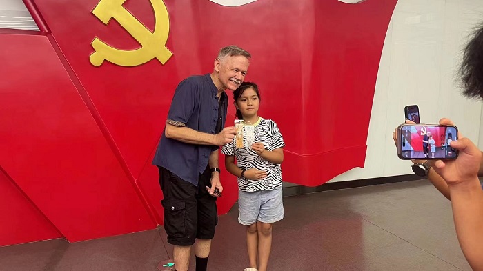 潘維廉和志愿講解員紀(jì)念合影。主辦方供圖