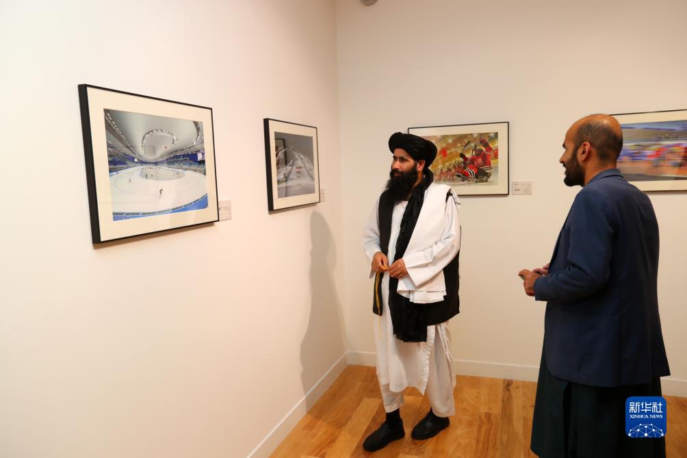 9月18日，人們?cè)诳ㄋ柖喙⒂^“你好，北京”攝影展。新華社記者隋先凱攝