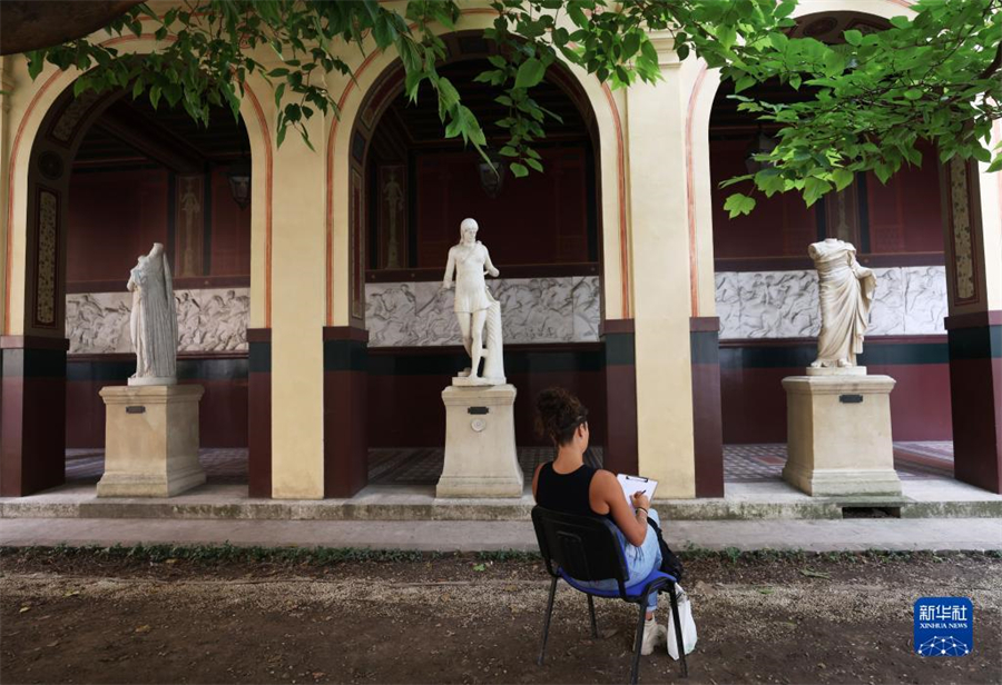 9月17日，在法國巴黎國立高等美術(shù)學(xué)院舉行的歐洲遺產(chǎn)日活動上，參觀者參與繪畫創(chuàng)作和體驗(yàn)。新華社記者 高靜 攝