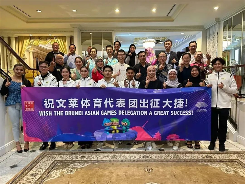 肖建國(guó)大使同參加歡送儀式的文方嘉賓、代表團(tuán)成員等合影留念。圖片由使館提供