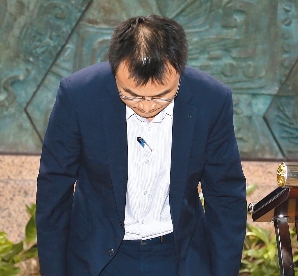 臺農(nóng)業(yè)部門負(fù)責(zé)人陳吉仲19日傍晚舉行記者會說明項目進口雞蛋議題，當(dāng)日晚間8點在臉書上宣布辭職。 圖片來源：臺灣“中時新聞網(wǎng)”