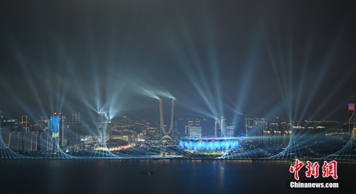 9月23日，杭州第19屆亞運(yùn)會(huì)開幕式在浙江杭州奧體中心體育場(chǎng)舉行。圖為璀璨燈光秀點(diǎn)亮錢塘江夜空。<a target='_blank' href='/'><p  align=