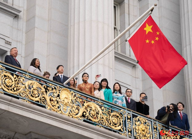 當(dāng)?shù)貢r(shí)間9月29日，中國(guó)駐舊金山總領(lǐng)事張建敏與舊金山市長(zhǎng)倫敦·布理德一起在舊金山市政廳陽(yáng)臺(tái)升起中國(guó)國(guó)旗，慶祝中華人民共和國(guó)成立74周年。人民網(wǎng)記者 鄧圩攝