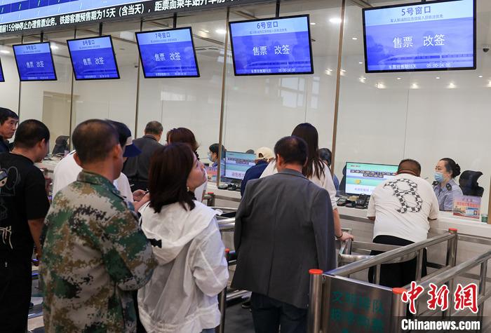 9月21日，旅客在北京站售票大廳內(nèi)購買火車票。當(dāng)日，鐵路部門開始發(fā)售10月5日火車票。國鐵集團(tuán)發(fā)布數(shù)據(jù)顯示，9月13日至20日已發(fā)售火車票1.5億張。鐵路部門將在9月27日至10月1日、10月4日至7日增開200列夜間高鐵，車票已陸續(xù)開始發(fā)售，盡最大努力滿足旅客出行需求。 <a target='_blank' href='/'><p  align=