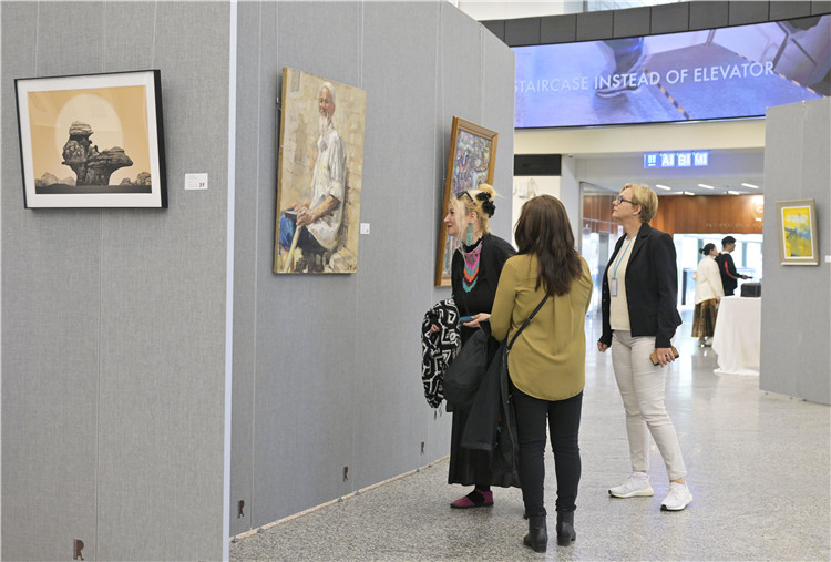 各國外交官在在欣賞中國藝術家作品。中國常駐維也納代表團供圖