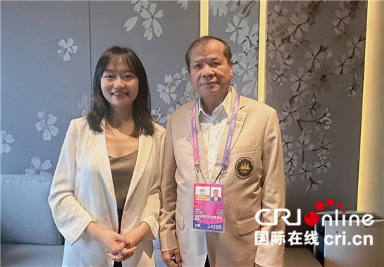 　　△柬埔寨國家奧委會(huì)主席、柬埔寨亞運(yùn)代表團(tuán)團(tuán)長唐坤（右）接受記者采訪