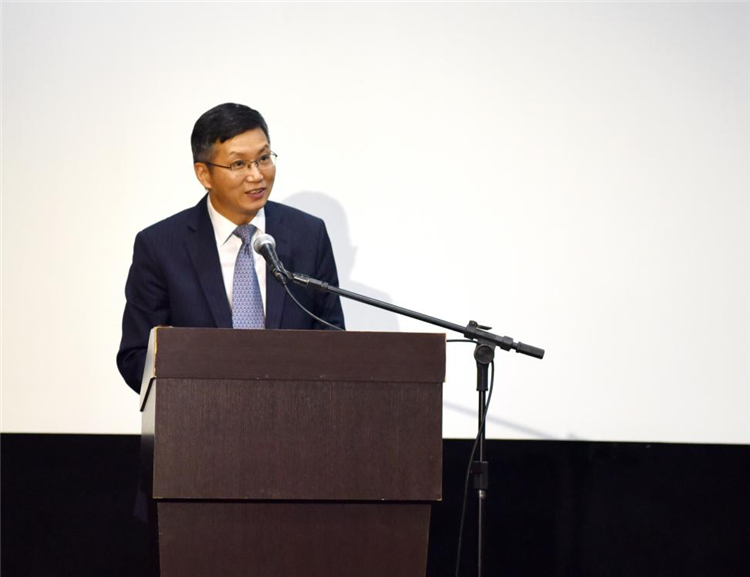 中國駐圣保羅總領(lǐng)事余鵬在開幕活動中致辭。 圣保羅州立大學(xué)孔子學(xué)院供圖