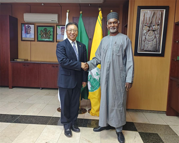 駐尼日利亞大使崔建春（左）會見尼外長圖加爾。駐尼使館供圖