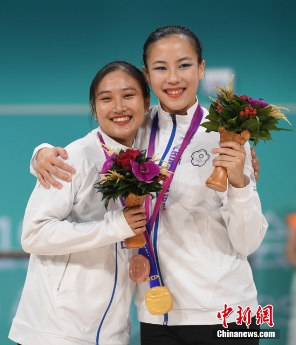 10月7日，杭州第19屆亞運會輪滑項目女子花樣輪滑單人滑長節(jié)目決賽在錢塘輪滑中心舉行。結(jié)合短節(jié)目決賽成績，中國臺北選手洪筱晴(左)以94.38分的總成績奪得女子花樣輪滑單人滑冠軍，中國臺北選手張致如(右)獲得季軍。<a target='_blank' href='/'><p  align=