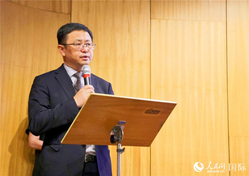 中國駐里約熱內(nèi)盧總領(lǐng)事館商務(wù)參贊徐元?jiǎng)侔l(fā)表致辭。人民網(wǎng)記者 陳海琪攝