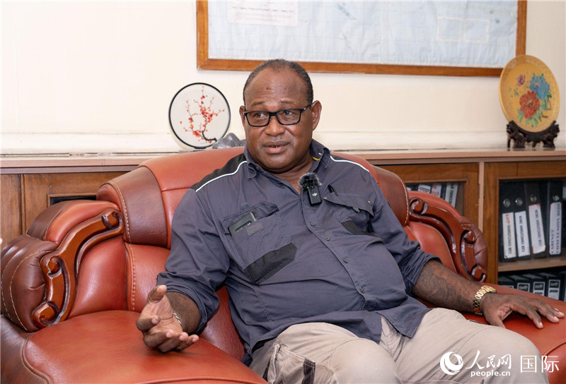 2023年9月13日，所羅門群島副總理兼基礎設施和發(fā)展部長梅納西·梅蘭加在首都霍尼亞拉接受人民網(wǎng)記者專訪。人民網(wǎng) 賀吉攝