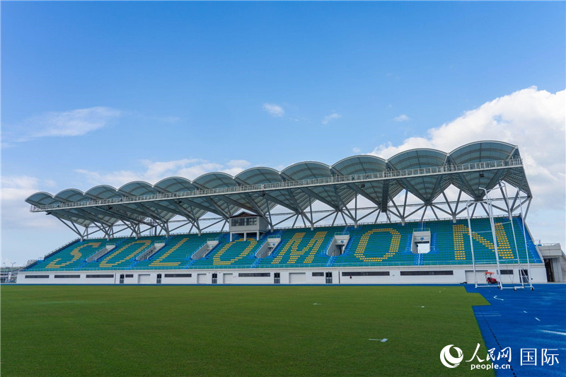 2023年9月12日，位于所羅門群島首都霍尼亞拉的由中土公司承建的中國援所羅門群島2023年太平洋運動會體育場館。人民網(wǎng) 賀吉攝