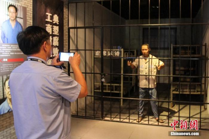 資料圖：2015年10月，海南省公安廳組織黨員干部前往反腐倡廉警示教育基地參觀受教。洪堅鵬 攝