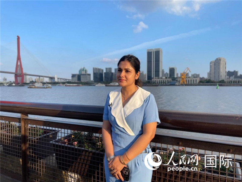 孟加拉國Channel24電視頻道主持人伊斯拉特·阿敏在上海市楊浦濱江接受采訪。 人民網(wǎng)記者 張榮攝