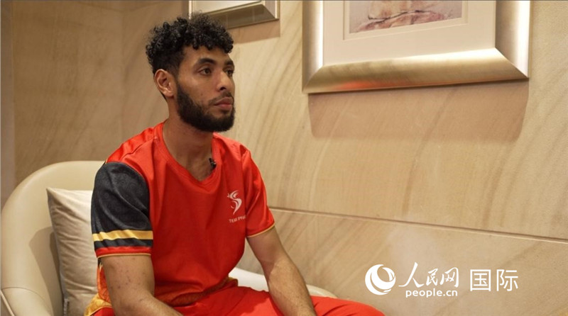 巴布亞新幾內(nèi)亞乒乓球國家隊隊員杰弗瑞·羅伊接受采訪。 人民網(wǎng) 彭昱凱攝