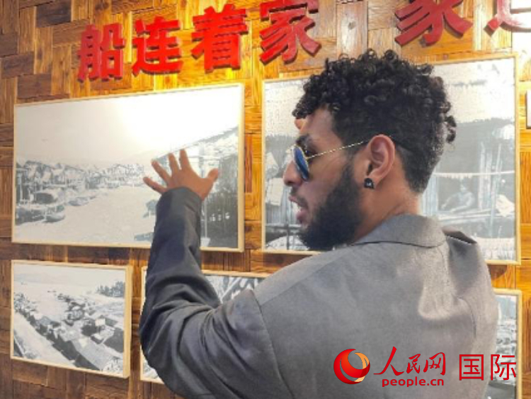 巴布亞新幾內(nèi)亞乒乓球國(guó)家隊(duì)隊(duì)員羅伊在福建省寧德市下歧村參觀。人民網(wǎng)記者 張榮攝