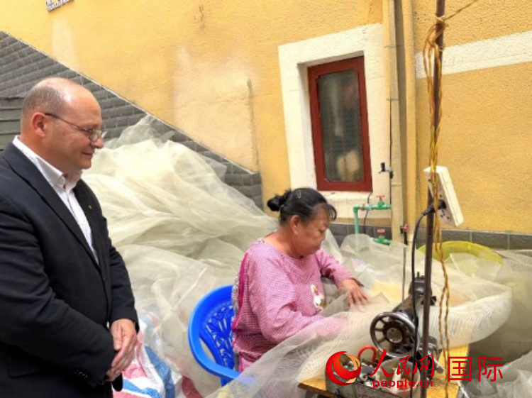 馬耳他瑪格麗特中學(xué)“中國(guó)角”教師馬丁·阿佐帕迪在福建省寧德市下歧村參觀。人民網(wǎng)記者 周雨攝