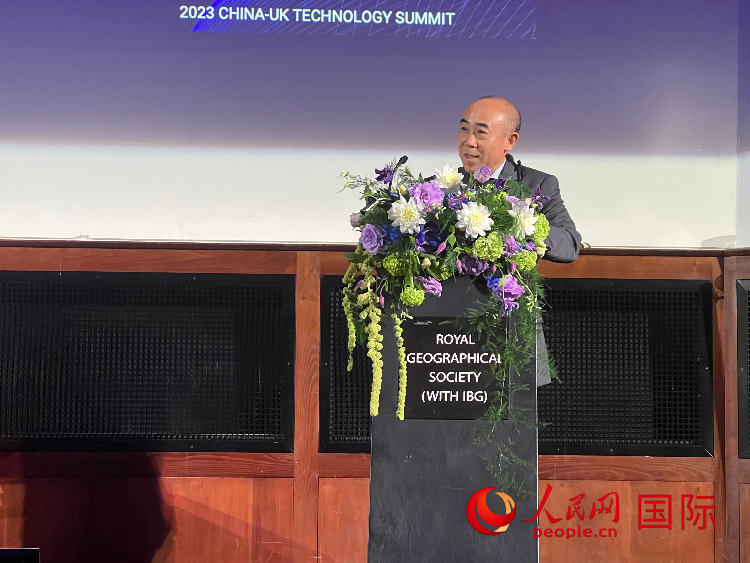 中國駐英國使館科技公參丁明勤發(fā)表致辭。人民網(wǎng)記者 周卓斌攝