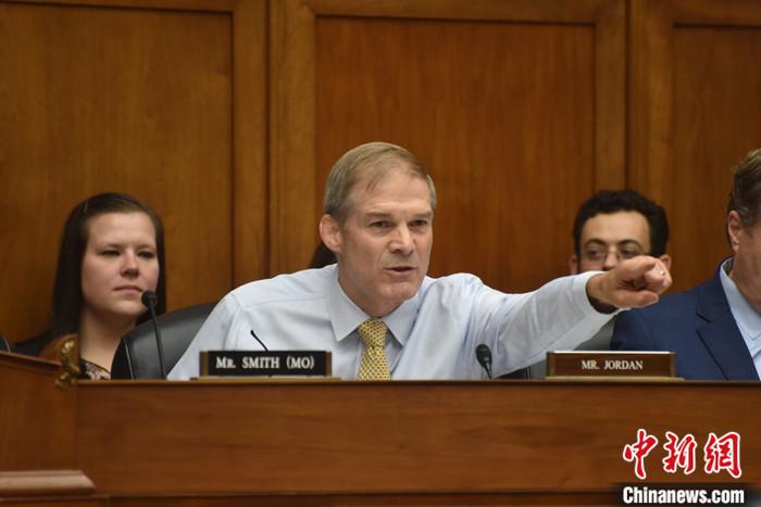 當(dāng)?shù)貢r(shí)間10月13日，美國(guó)國(guó)會(huì)眾議院共和黨人就議長(zhǎng)候選人再次進(jìn)行黨內(nèi)投票，眾議院司法委員會(huì)主席吉姆·喬丹獲得黨內(nèi)提名。圖為喬丹今年9月在眾議院監(jiān)督和問(wèn)責(zé)委員會(huì)聽證會(huì)上發(fā)言。 <a target='_blank' href='/'><p  align=