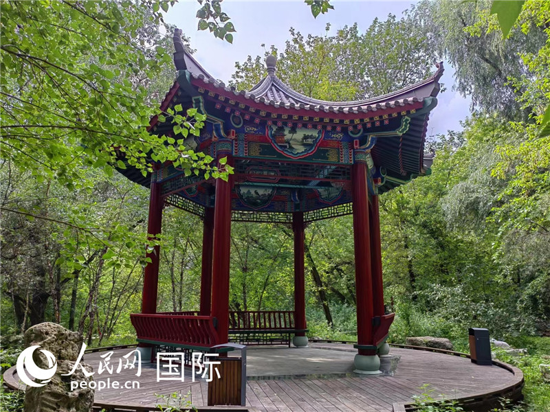 莫斯科中國貿(mào)易中心的中式園林“華銘園”一角。人民網(wǎng)記者 申亞欣攝
