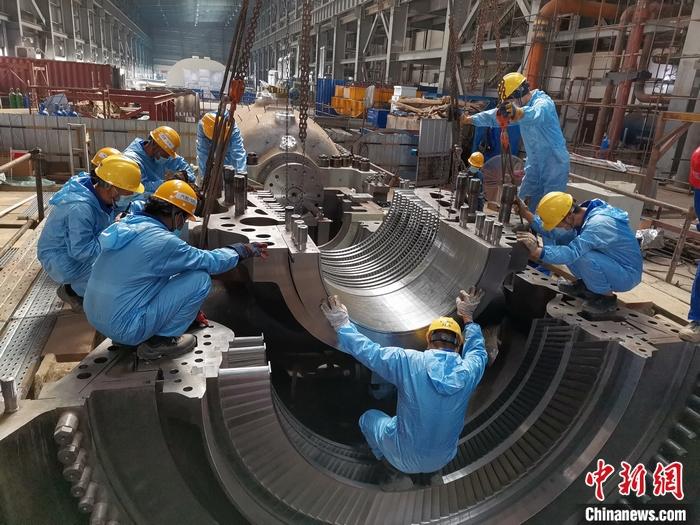 圖為青山緯達(dá)貝園區(qū)汽輪機機組在進(jìn)行現(xiàn)場安裝。 受訪者供圖