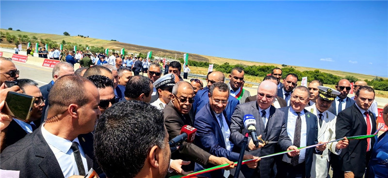 2023年8月12日，阿爾及利亞總理阿卜杜拉赫曼（前右四）參加阿爾及利亞?wèn)|西高速公路東標(biāo)段主線84公里段通車儀式。中信建設(shè)供圖