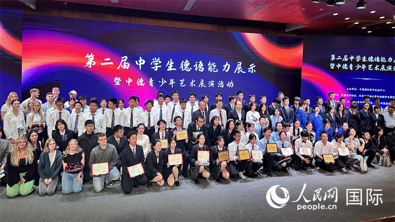 現(xiàn)場學(xué)生與嘉賓合影。（攝影：張麗鷗）