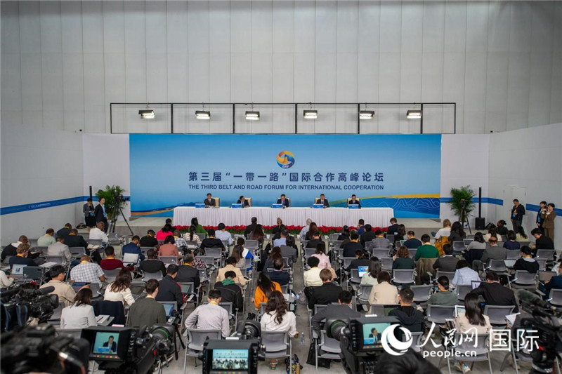 10月16日，第三屆“一帶一路”國際合作高峰論壇新聞中心在北京國家會議中心舉行首場吹風會，邀請自然資源部國際合作司和相關單位負責人介紹有關情況，并回答記者提問。人民網記者 翁奇羽攝