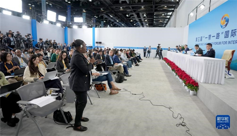 10月16日，第三屆“一帶一路”國際合作高峰論壇新聞中心在北京國家會議中心舉行首場吹風會，邀請自然資源部國際合作司和相關單位負責人介紹有關情況，并回答記者提問。新華社記者 王毓國攝