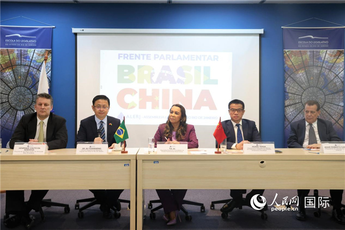 新一屆里約州巴西中國(guó)議員陣線在里約熱內(nèi)盧成立并舉行慶?；顒?dòng)，與會(huì)嘉賓在現(xiàn)場(chǎng)致辭。 人民網(wǎng)記者 時(shí)元皓攝